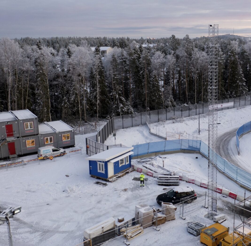 Time-lapse-kamera på mast som dokumenterar bygge i Luleå och Boden